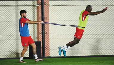  ?? — reuters ?? No time to waste: Canada’s Jonathan osorio (left) and atiba Hutchinson at a training session.