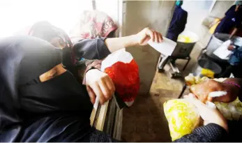  ??  ?? يمنيات يتزاحمن على مطبخ خيري في صنعاء أمس األول للحصول على وجبات مجانية نتيجة انتشار الفقر بين المواطنين جراء االنقالب الحوثي. (رويترز)