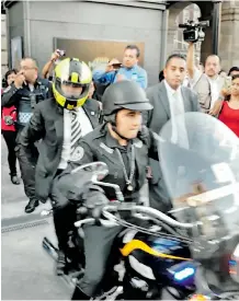  ?? DANIEL HIDALGO ?? El jefe de Gobierno (casco amarillo) salió de su oficina para recorrer la ciudad /