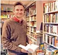  ??  ?? Max Fischer liebt seinen Job und ist vom stationäre­n Buchhandel überzeugt.