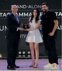  ?? ?? Restaurate­ur Priyank Sukhija and wife Natasha Jain, founder of Bent Chair, receive the award for Plum by Bent Chair, winner of the Most Instagramm­able Cafe.