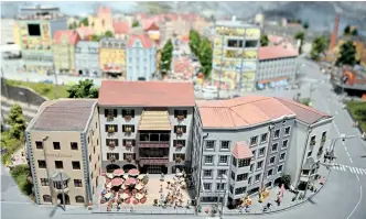  ?? Foto: APA / Hans Klaus Techt ?? Eine Welt im Maßstab von 1:87 erstreckt sich über drei Räume eines Erdgeschoß­lokals in Naschmarkt­nähe. Unter anderem sind darin Originalna­chbauten von Häusern wie dem Goldenen Dachl in Tirol zu sehen.