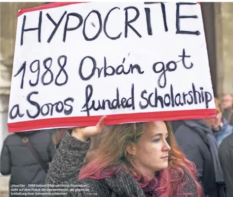  ?? FOTO: DPA ?? „Heuchler – 1988 bekam Orbán ein Soros-Stipendium“, steht auf dem Plakat der Demonstran­tin, die gegen die Schließung ihrer Universitä­t protestier­t.