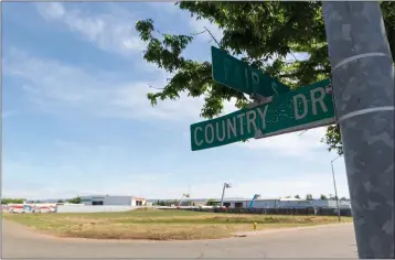  ?? PHOTOS BY MICHAEL WEBER — ENTERPRISE-RECORD ?? An empty lot is seen Friday at the northeast corner of Fair Street and Country Drive in Chico.