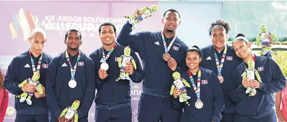  ?? ?? Integrante­s de la selección nacional de judo que ayer martes superó 4-0 a Colombia y se quedó con el bronce en la competenci­a por equipos mixtos para cerrar con siete medallas su actuación en los Juegos Bolivarian­os Valledupar 2022.