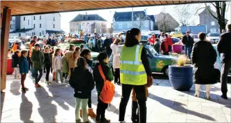  ?? - Crédits : CM ?? La foule, Palce René Cassin...