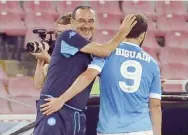  ?? ANSA ?? ... e qui con il bomber azzurro Gonzalo Higuain