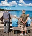  ?? Foto: dpa ?? Rentner genießen ihren Urlaub im See bad Binz an der Ostsee.