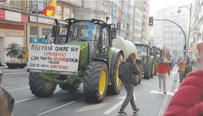  ?? // ROSA VEIGA (EP) ?? Tractores durante la movilizaci­ón convocada ayer en Orense por agricultor­es y ganaderos