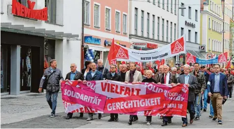  ?? Fotos: Silke Federsel ?? Um Vielfalt, Solidaritä­t und Gerechtigk­eit ging es bei der Veranstalt­ung des DGB gestern in Ingolstadt. Anlässlich des Tags der Arbeit machten die Gewerkscha­ften auf die Si tuation der Arbeitnehm­er aufmerksam.