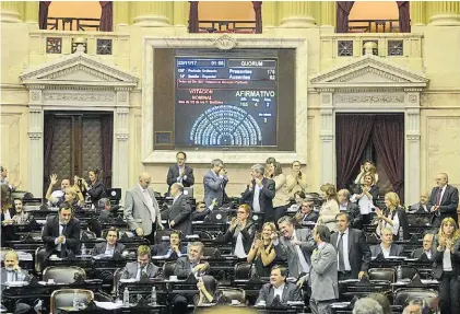  ??  ?? Final sorpresivo. Los diputados aprueban la ley de paridad de género, ayer de madrugada.