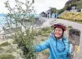  ?? PHOTO: STEPHEN JAQUIERY ?? Judy Russell (83) with a massive dandelion dug from the St Clair pool garden.