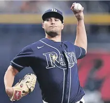  ?? ?? El lanzador abridor de los Rays de Tampa Bay Shane McClanahan lanza en la primera entrada del juego ante