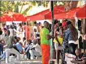  ?? PICTURE: BHEKI RADEBE ?? Hopeful students queue outside the College of Cape Town.