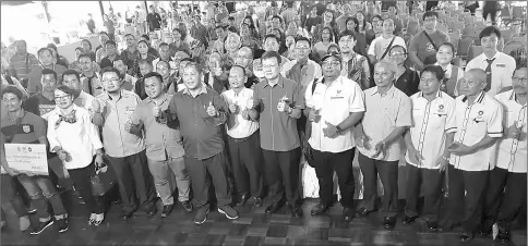  ??  ?? Nogeh (front row eighth right) with officers from Mardi and participan­ts of the Kelulut Agropreneu­r Workshop in Bau.