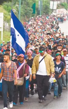  ??  ?? Miles de migrantes hondureños cumplieron ayer su segunda jornada de camino por Guatemala en su ruta hacia Estados Unidos.
