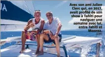  ?? (DR) ?? Avec son ami Julien Clerc qui, en , avait profité de son show à Tahiti pour naviguer une semaine avec lui, entre Tahiti et Moorea.