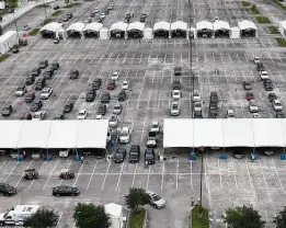  ?? Jason Fochtman / Staff photograph­er ?? Fewer people line up Tuesday at Montgomery County’s site at Woodforest Bank Stadium in Shenandoah. The site is now open without appointmen­ts.