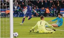  ?? Michel Euler / AP ?? Gerard Piqué (der.) y MarcAndre ter Stegen, del Barcelona, sufren la caída de su portería tras un gol de Edinson Cavani en el triunfo del PSG en París.