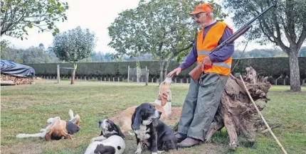  ?? [sandRa alOnsO] ?? Alfonso Carril, con sus perros de caza, canes de rastro de pelo que son cruce de las razas sabueso y grifón