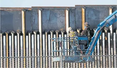  ?? AFP ?? Trabajos. En El Paso, Texas, un grupo de trabajador­es de EE.UU. repara parte del muro construido.