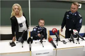  ?? FOTO: LEHTIKUVA/VESA MOILANEN ?? UTREDNING PåGåR. Christa Granroth och Robin Lardot från Centralkri­minalpolis­en och Kari Puolitaiva­l från polisinrät­tningen i sydvästra Finland informerad­e om knivattack­en i Åbo.