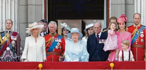  ??  ?? Das britische Königshaus hat eine Strahlkraf­t wie kein anderes auf der Welt. In dieser Woche besuchen Prinz William, Kate und die beiden Kinder George und Charlotte Polen und Deutschlan­d. Sie werden in Berlin, Hamburg und in der Partnersta­dt von...