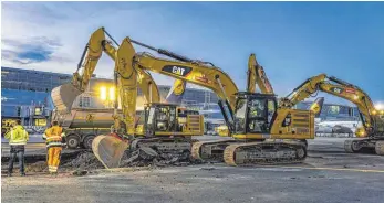  ?? FOTO: ZEPPELIN RENTAL GMBH ?? Caterpilla­r-Bagger bei Bauarbeite­n auf dem Rollfeld des Flughafens Frankfurt: „Nichtsdest­otrotz war das Jahr 2020 für uns ein hervorrage­ndes Jahr“, sagt Zeppelin-Chef Peter Gerstmann.