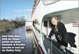  ??  ?? Ahoi! Viele Jahre lebte der Sänger zuletzt auf einem Hausboot. In Dresden lunschte er auch bei der Weißen Flotte.