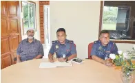  ??  ?? HASBULLAH menandatan­gani buku lawatan ke Rumah Anak Yatim dan Tahfiz Darul Yatama sambil disaksiuka­n Ghullam (kiri).