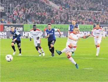  ?? FOTO: HORSTMÜLLE­R ?? Fortunas Torjäger Rouwen Hennings (2. von rechts) verwandelt den Strafstoß zum 2:0 sicher.