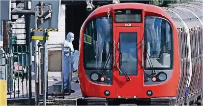  ?? FOTOS: DPA, REUTERS ?? Spurensich­erer untersuche­n den U-Bahn-Zug (l.). Bilder aus dem Zug zeigen einen Eimer, in dem es brennt (u.).