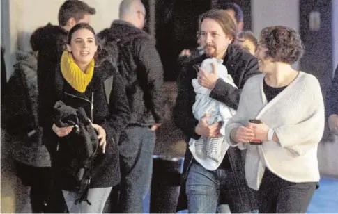  ?? EFE ?? Teresa Arévalo, asesora de Irene Montero en Igualdad, con uno de los hijos de ésta y de Pablo Iglesias//