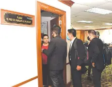  ??  ?? MACC officers entering the office of Ramasamy at Komtar building yesterday. - Bernama photo