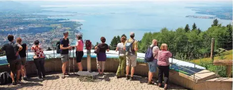 ?? FOTO: HEIDEGGER/PFÄNDERBAH­N AG ?? Von der Aussichtsp­lattform des Pfänder haben Besucher einen guten Blick auf den Bodensee.