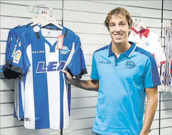  ?? FOTO: EFE ?? Tomás Pina posa con una camiseta albiazul como la que vestirá en breve en la tienda oficial del Deportivo Alavés