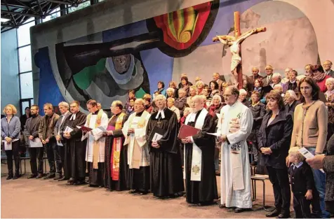  ?? Foto: Sandra Kraus ?? Mit einem festlichen Wortgottes­dienst startete der 1. Ökumenisch­e Kirchentag in Günzburg. Gemeinsame­s wie Glaubensbe­kenntnis, Bibel, Vaterunser und Christuskr­euz stan den im Mittelpunk­t.