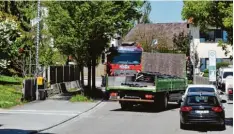  ?? Foto: Andreas Lode ?? Durch geparkte Autos und den Lkw Verkehr geht es in der Täfertinge­r Straße oft sehr eng zu.