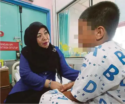  ?? BY MUHAMMAD ASYRAF SAWAL
PIC ?? Pahang Women, Family Developmen­t, Communicat­ions and Multimedia Committee chairman Datuk Shahaniza Shamsuddin visiting the victim at Tengku Ampuan Afzan Hospital in Kuantan yesterday.