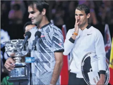  ??  ?? CANSADO. Nadal y Federer disputaron cinco sets y se fueron a las tres horas y 37 minutos.