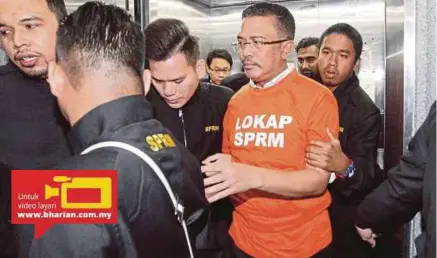  ?? [FOTO MOHD AZREN JAMALUDIN/BH] ?? Abd Latif diiringi pegawai SPRM ketika dibawa ke Mahkamah Sesyen Johor Bahru, semalam.