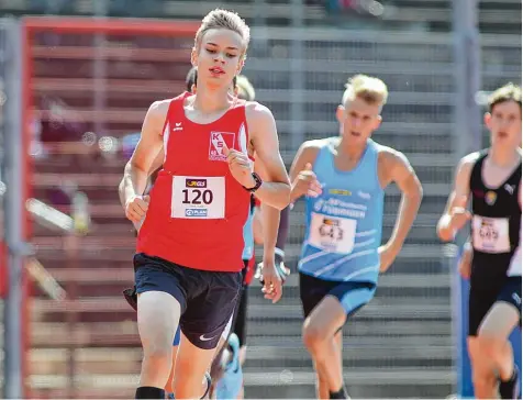  ?? Foto: Ralf Görlitz ?? Eine glänzende Vorstellun­g legte Jakob Stade, der Leichtathl­et des Kissinger SC (Nummer 120), auf der Tartanbahn im Lohrheides­tadion in Bochum Wattensche­id hin. Bei den deutschen Meistersch­aften der Jugend U16 lief er mit neuer Bestzeit in den Endlauf und wurde im A Finale dann Siebter.