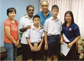  ??  ?? Yayasan Kebajikan Suria Kawasan Permas presenting cash awards to Ujian Pencapaian Sekolah Rendah high achievers at SRJK(C) Pandan in Johor Baru recently.