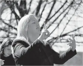  ?? PAMELA WOOD/BALTIMORE SUN ?? American Sign Language interprete­rs have worked in pairs at Gov. Hogan’s coronaviru­s updates, such as this March 30 news conference on the State House lawn in Annapolis.