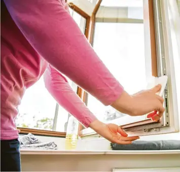  ?? Foto: Christin Klose, tmn ?? Freie Sicht voraus: Fenster putzt man am besten an Tagen ohne großen Sonnensche­in.