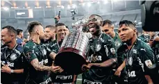  ?? /EFE. ?? Jugadores de Palmeiras celebran con el trofeo el segundo título del equipo en este torneo.