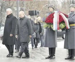  ?? Sergei Savostyano­v / Efe ?? El presidente de Cuba, Miguel Diaz-Canel, y su homólogo ruso, Vladímir Putin, ayer en Moscú.