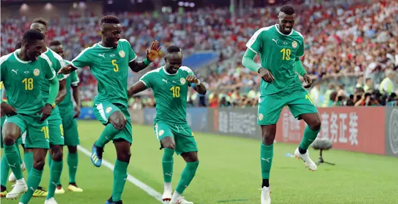  ??  ?? Danza trionfale I giocatori del Senegal improvvisa­no una danza dopo la partita con la Polonia ai Mondiali giocata allo Spartak di Mosca lo scorso 19 giugno (foto Ap)