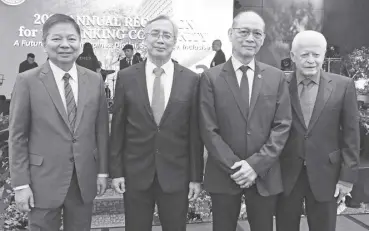  ?? ?? Bangko Sentral ng Pilipinas (BSP) Governor Felipe Medalla (second from left) flanked by former BSP governors Amando Tetangco, Benjamin Diokno and Jose Cuisia