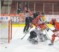  ?? FOTO: ANDREAS KRETSCHEL ?? Ravensburg­s Goalie Jonas Langmann räumt Eispiraten-stürmer Mathieu Lemay ab – der Crimmitsch­auer revanchier­t sich für dieses Foul, in dem er den fälligen Penalty zum 2:3 verwandelt.